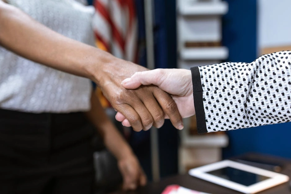 Uścisk dłoni dwóch biznesmenów na tle instalacji przemysłowej