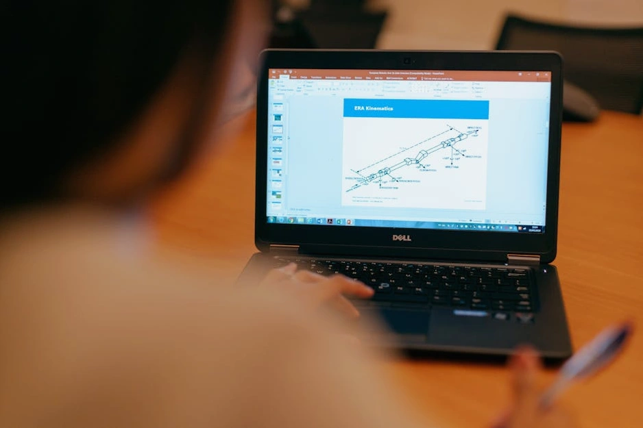 Inżynier analizujący dane techniczne silnika na tablecie