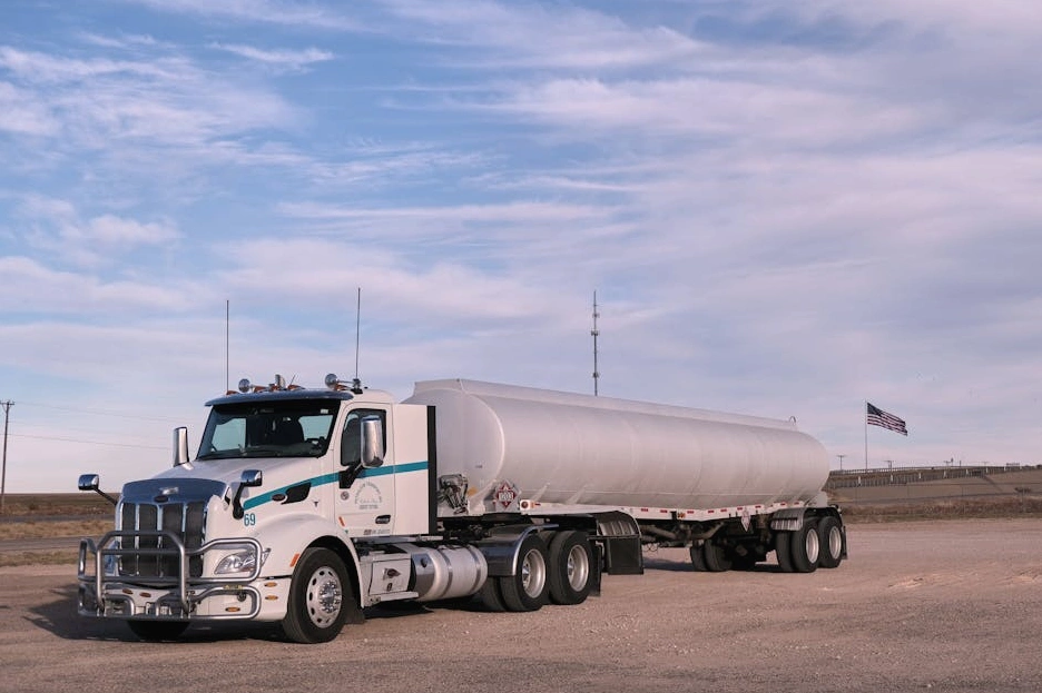 Cysterna z logo EcoPetrol Solutions na drodze